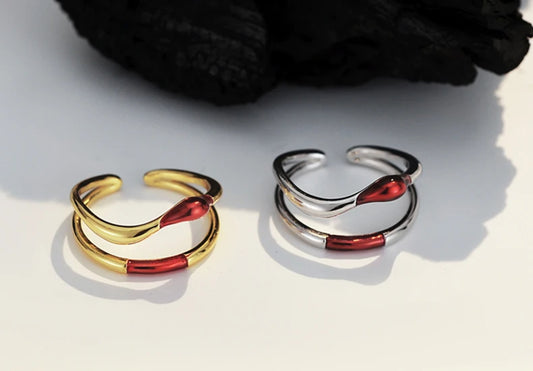 Anillo Doble de Diseño Minimalista en Dorado y Plateado con Detalles Rojos - Elegancia Moderna