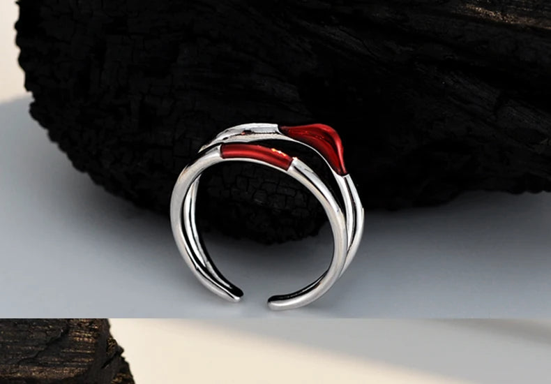 Anillo Doble de Diseño Minimalista en Dorado y Plateado con Detalles Rojos - Elegancia Moderna